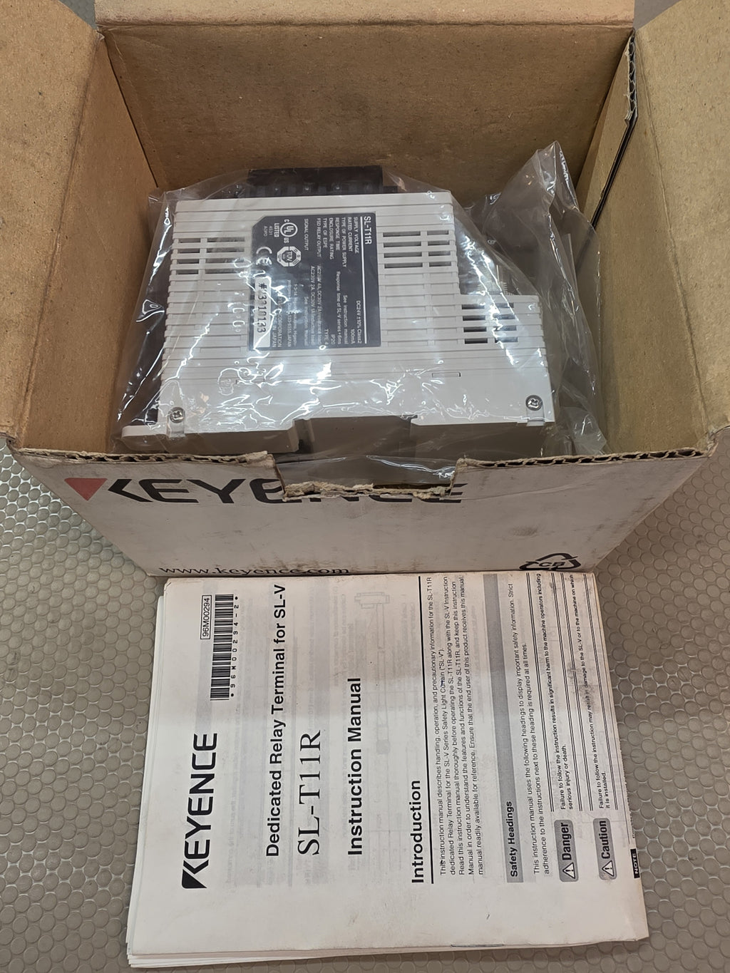 KEYENCE SL-T11R Dedicated Relay Terminal Safety Relay 24VDC NEW