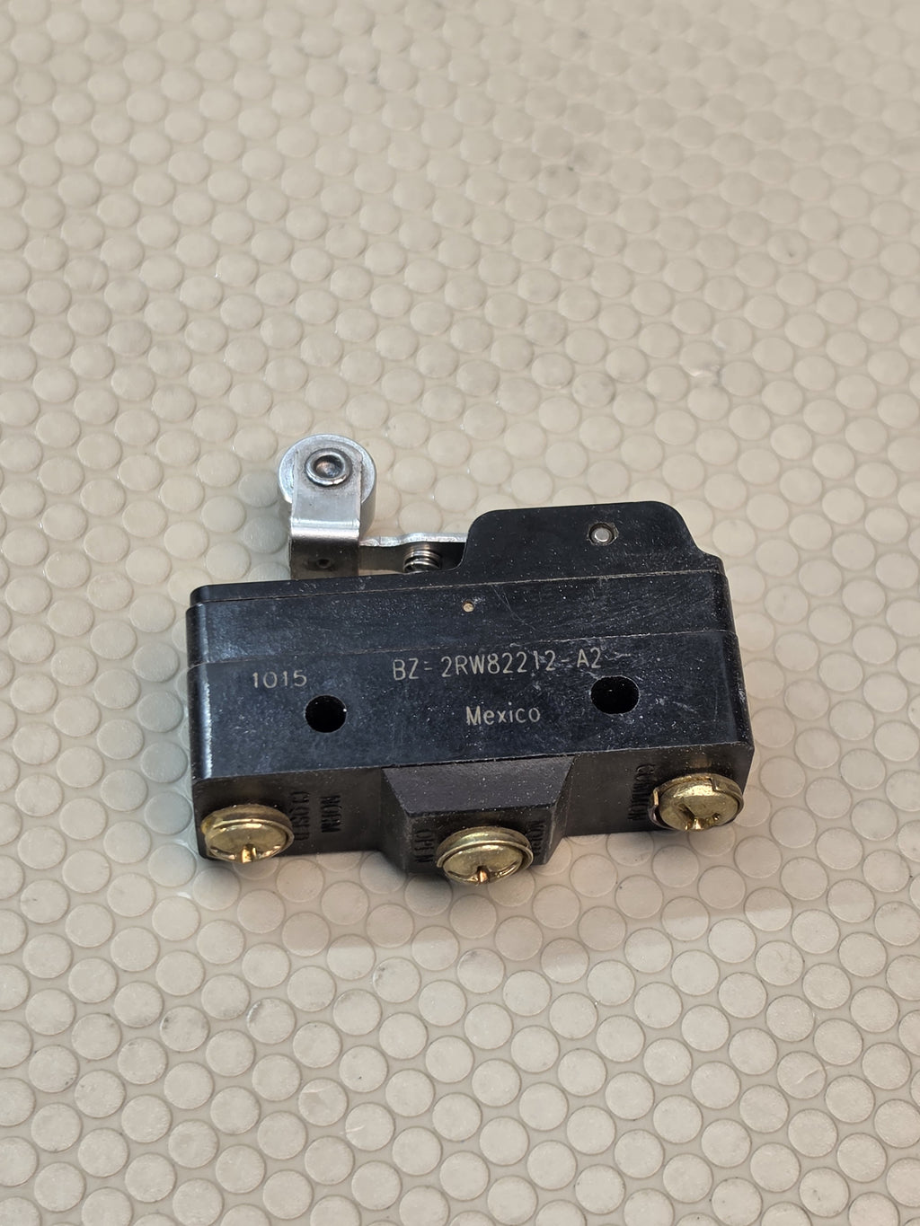 Honeywell BZ-2RW82212-A2 roller lever snap action switch 15A 480VAC