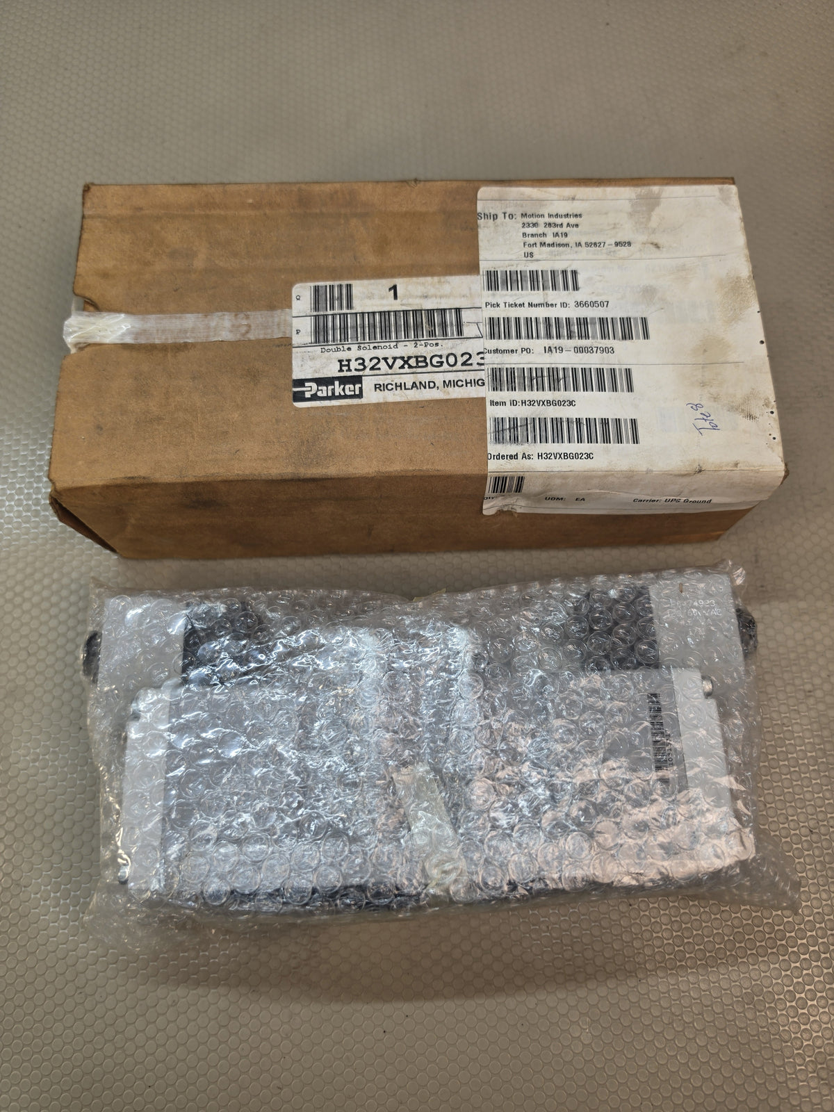 Parker H32VXBG023C H3 ISO 4-Way 2-Position Solenoid Valve 120VAC - NEW