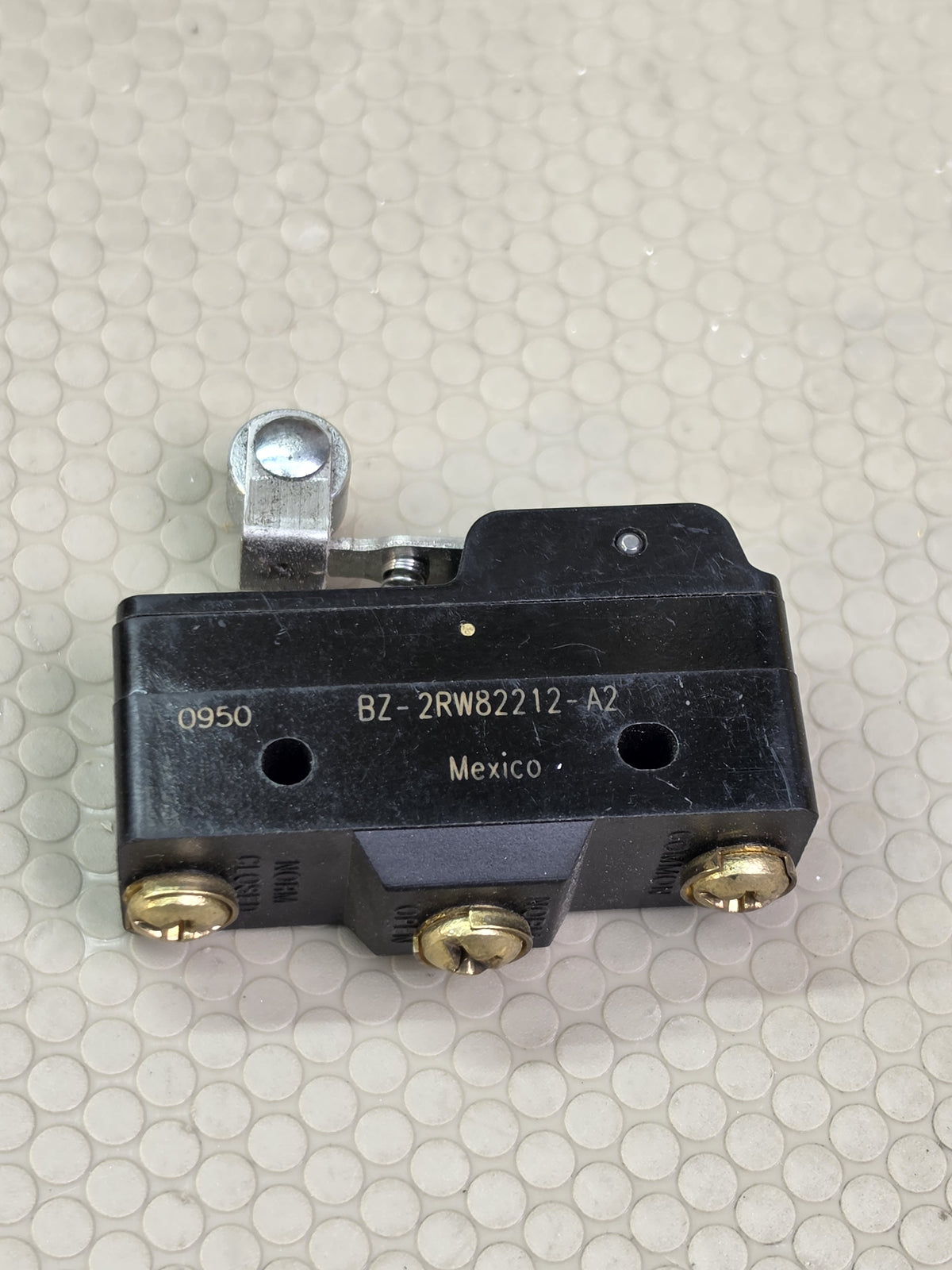 Micro BZ-2RW82212-A2 Roller Lever Micro Limit Switch 15A 480VAC New