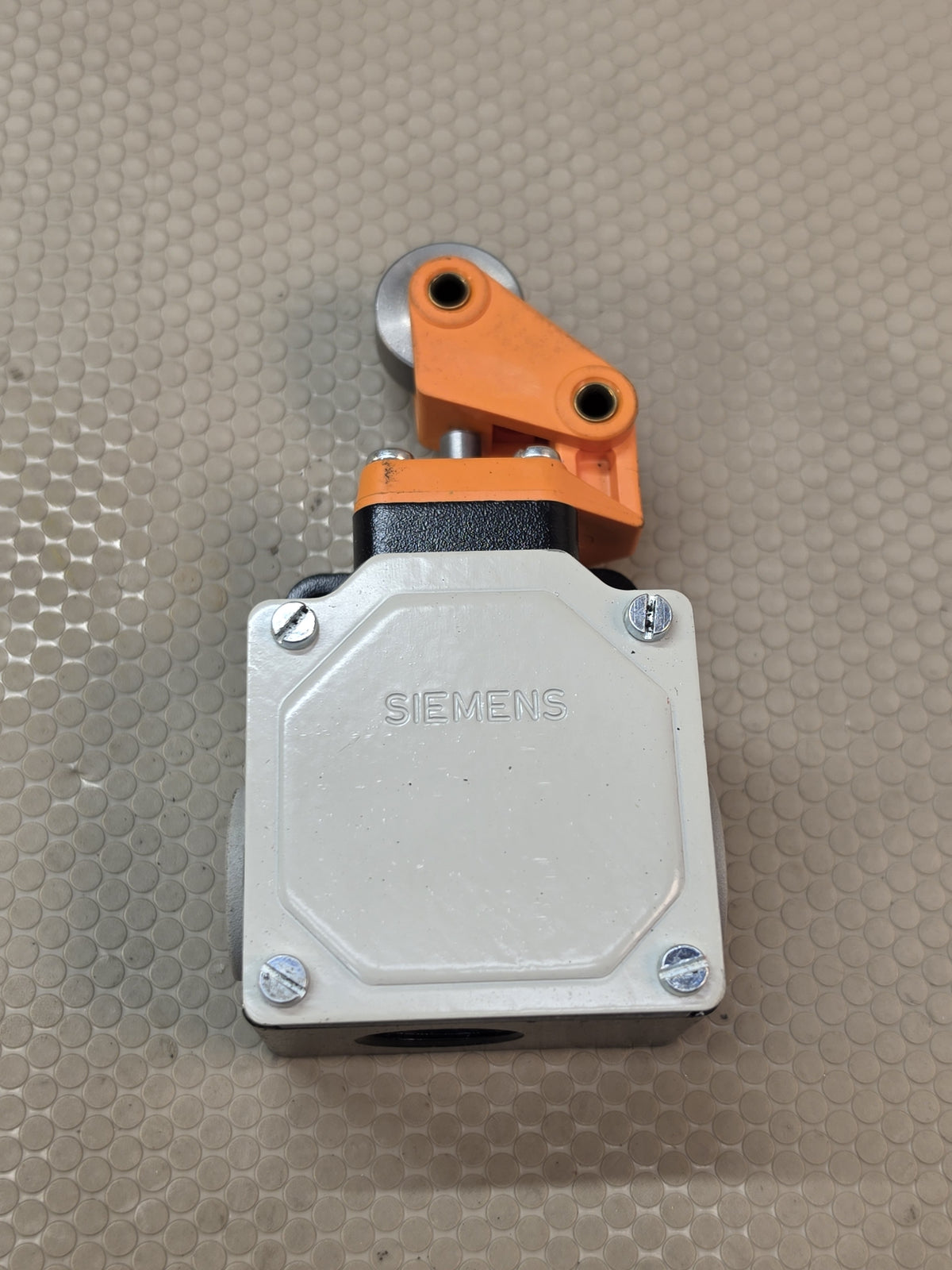 SIEMENS 3SE3 100-1E-Z Limit Switch Roller Lever 500V 10A NEW