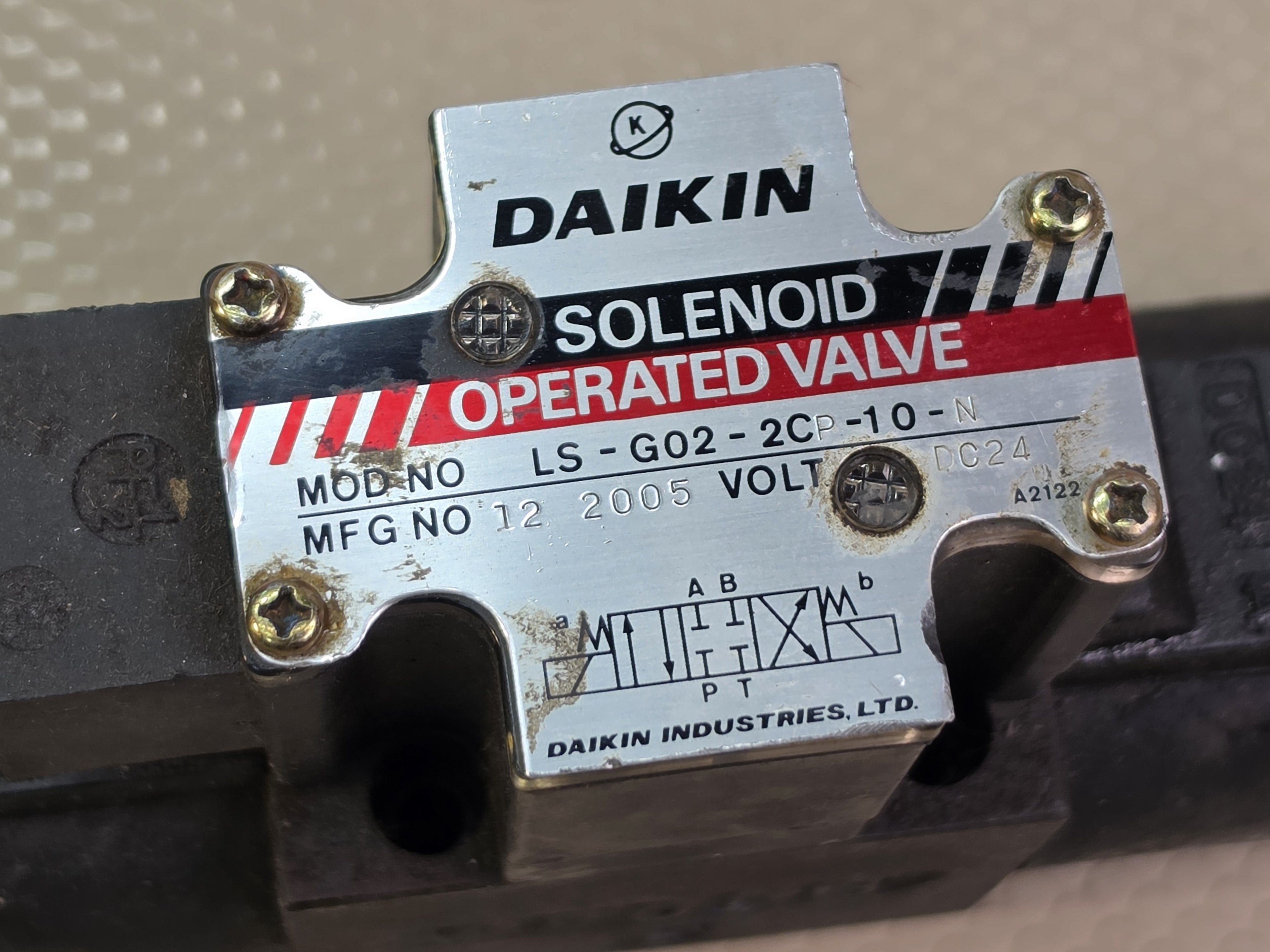 Daikin LS-G02-2CP-10-N Hydraulic Solenoid Operated Valve 24V DC Directional