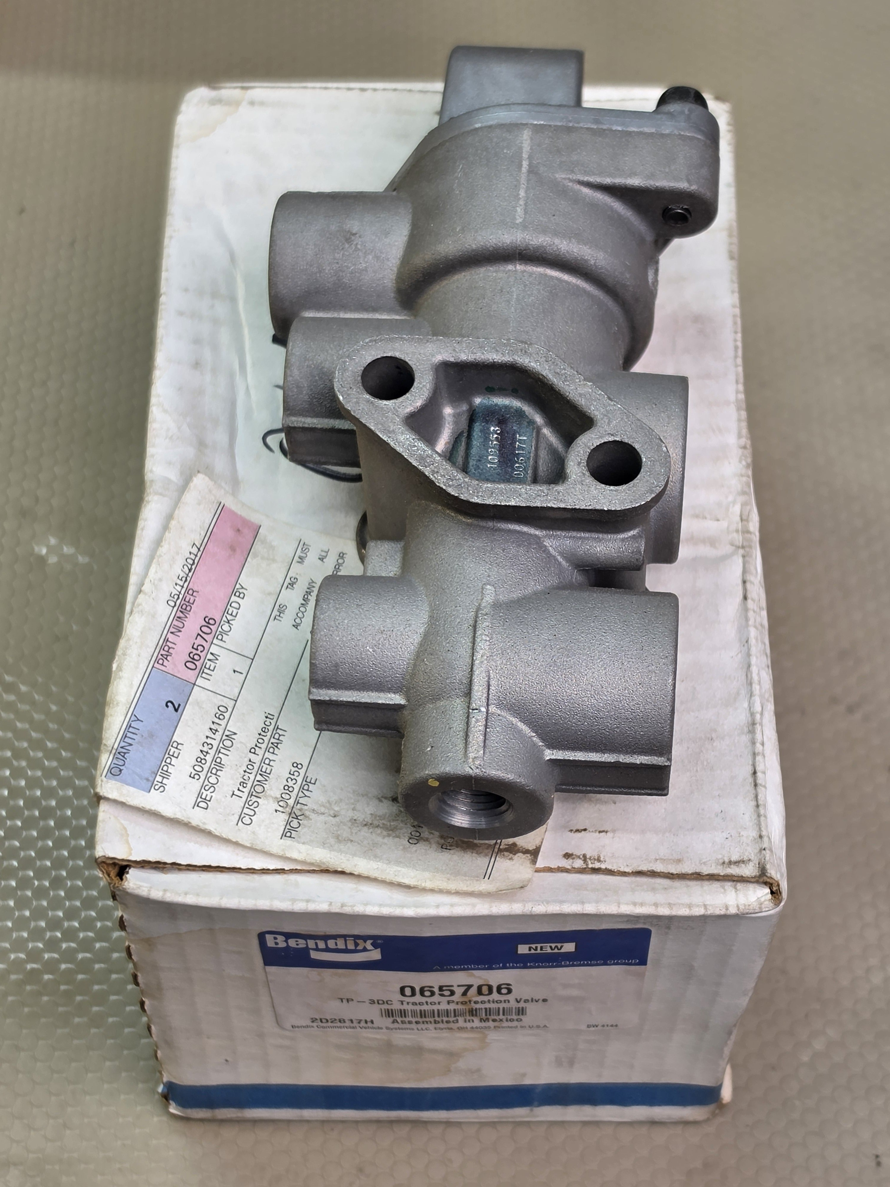Bendix 065706 TP-3DC Tractor Protection Valve Air Brake Truck Semi NEW