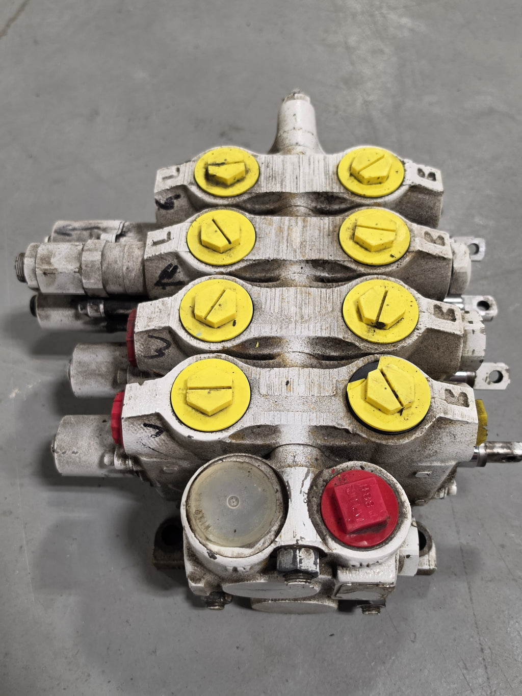 HUSCO 5000 Series 4-Spool Sectional Hydraulic Directional Control Valve Bank