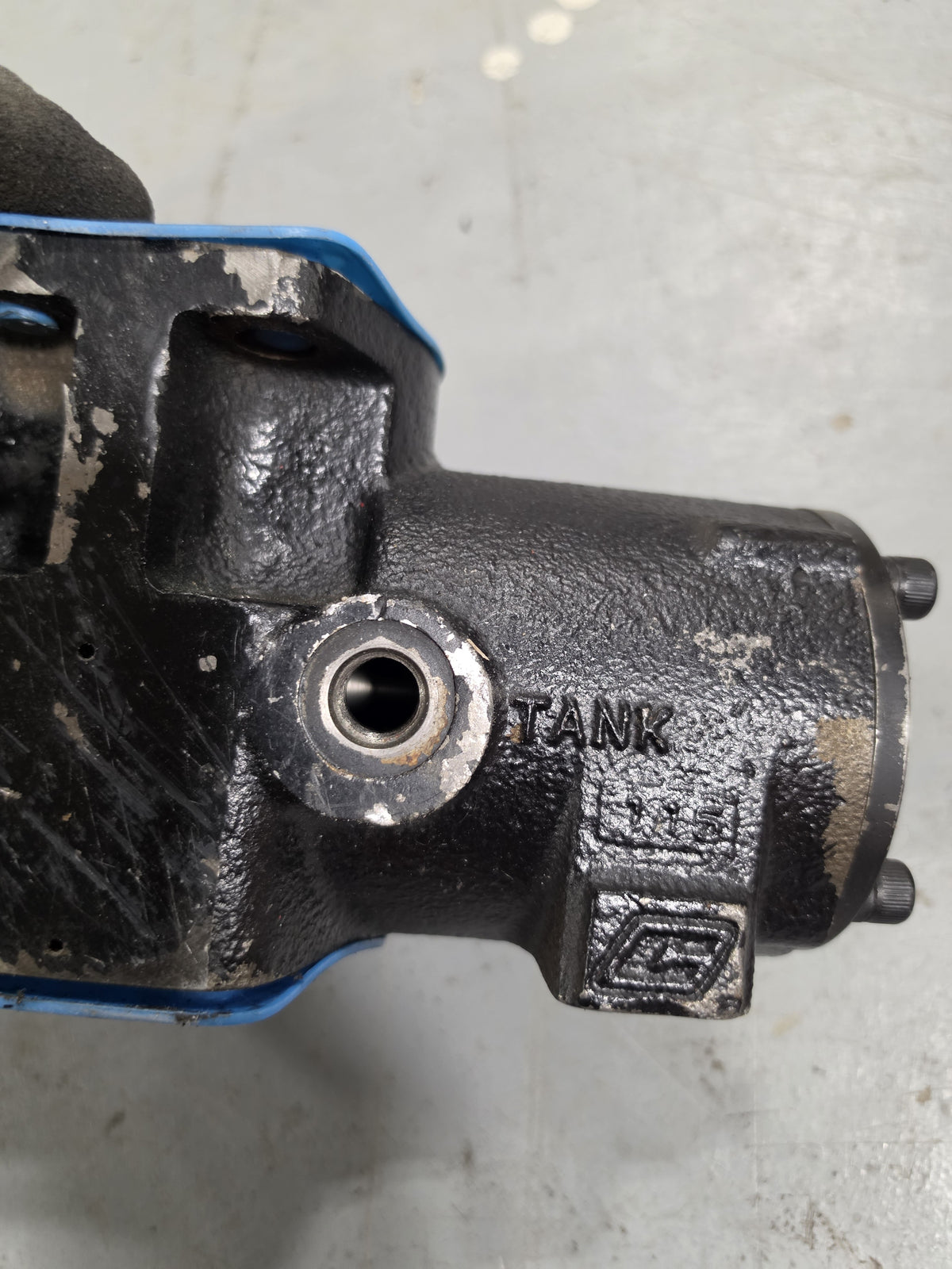 Parker Commercial Intertech Hydraulic Directional Control Valve A B P T HP