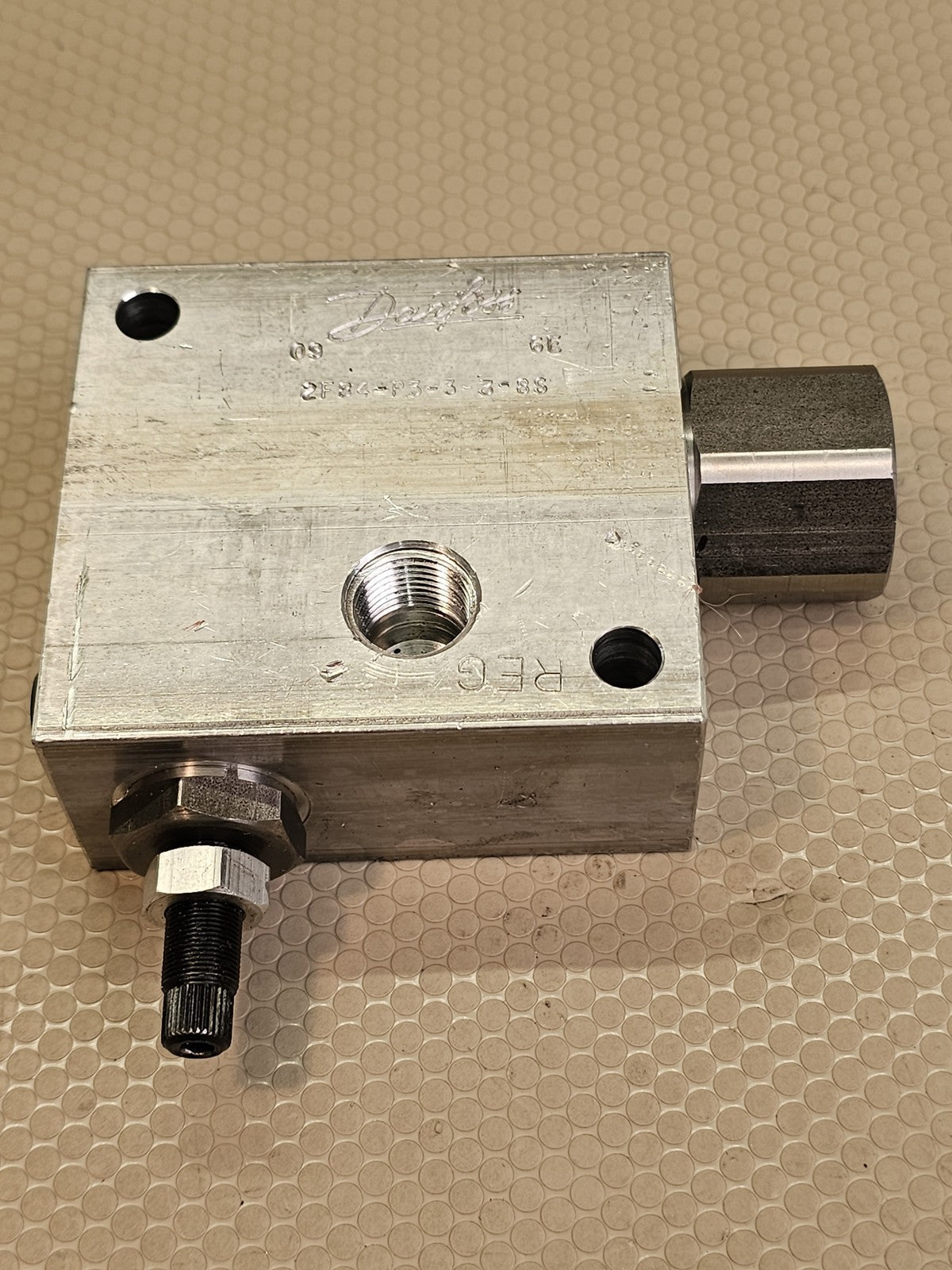 Danfoss 2F34-P3-3-3-8S Hydraulic Regulator Valve