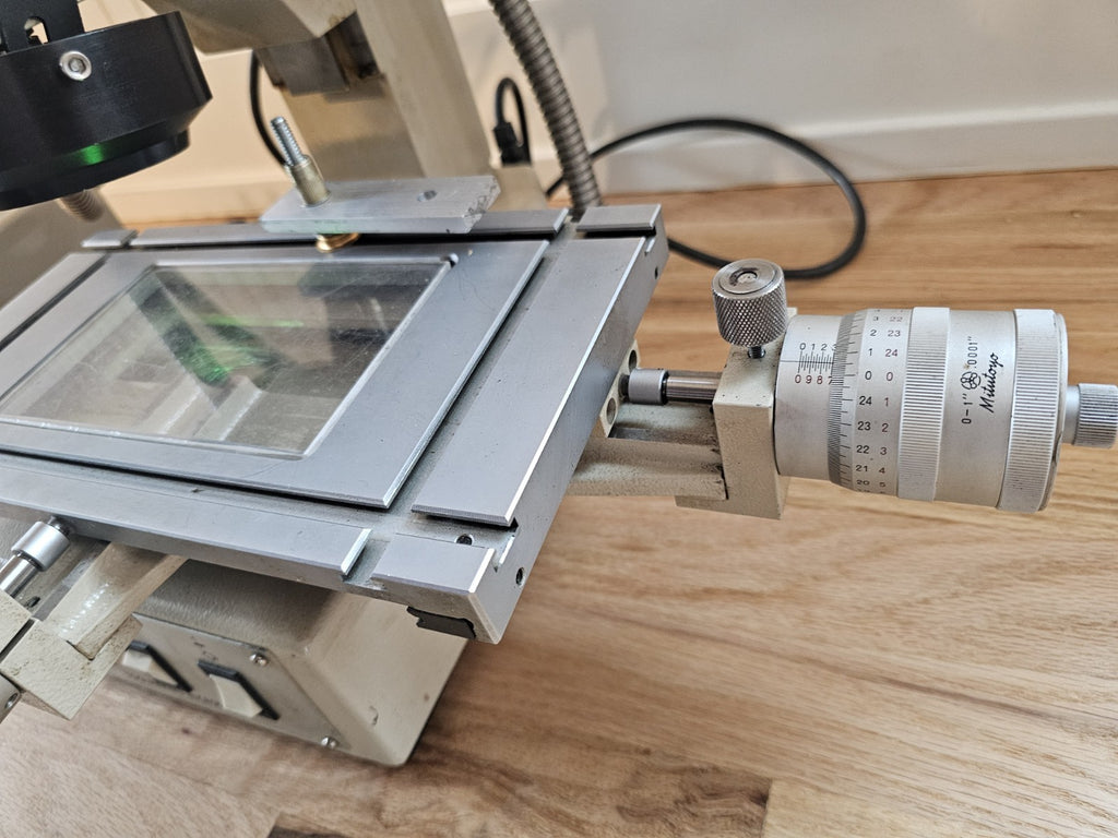 MITUTOYO TM-111 TOOLSMAKERS MICROSCOPE 50/60HZ 176-912 +IL410 Illumination CLEAN