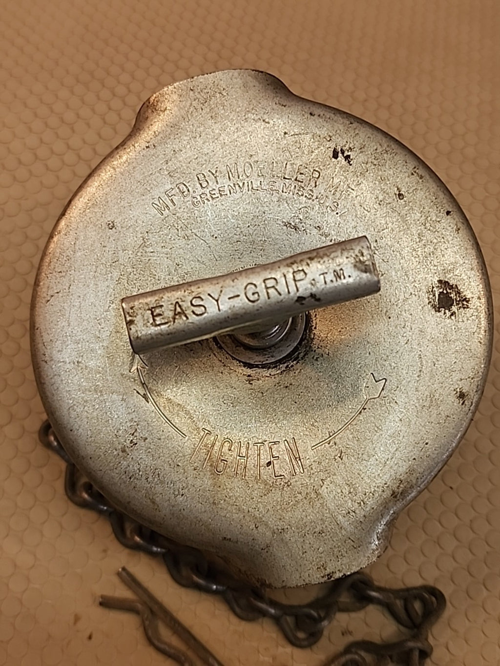MFD BY MOELLER MFG GAS CAP USG