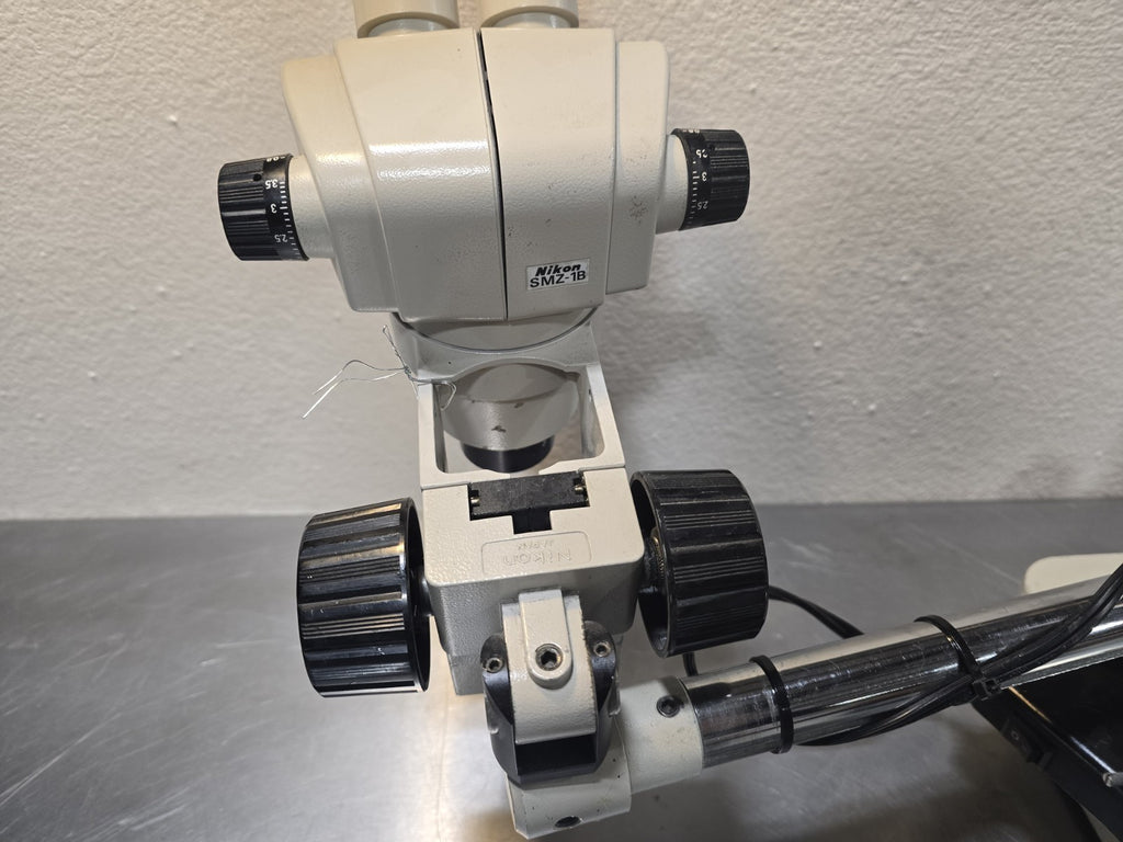 NIKON SMZ-1B STEREOSCOPIC MICROSCOPE WITH TWO 10X/23 EYEPIECES