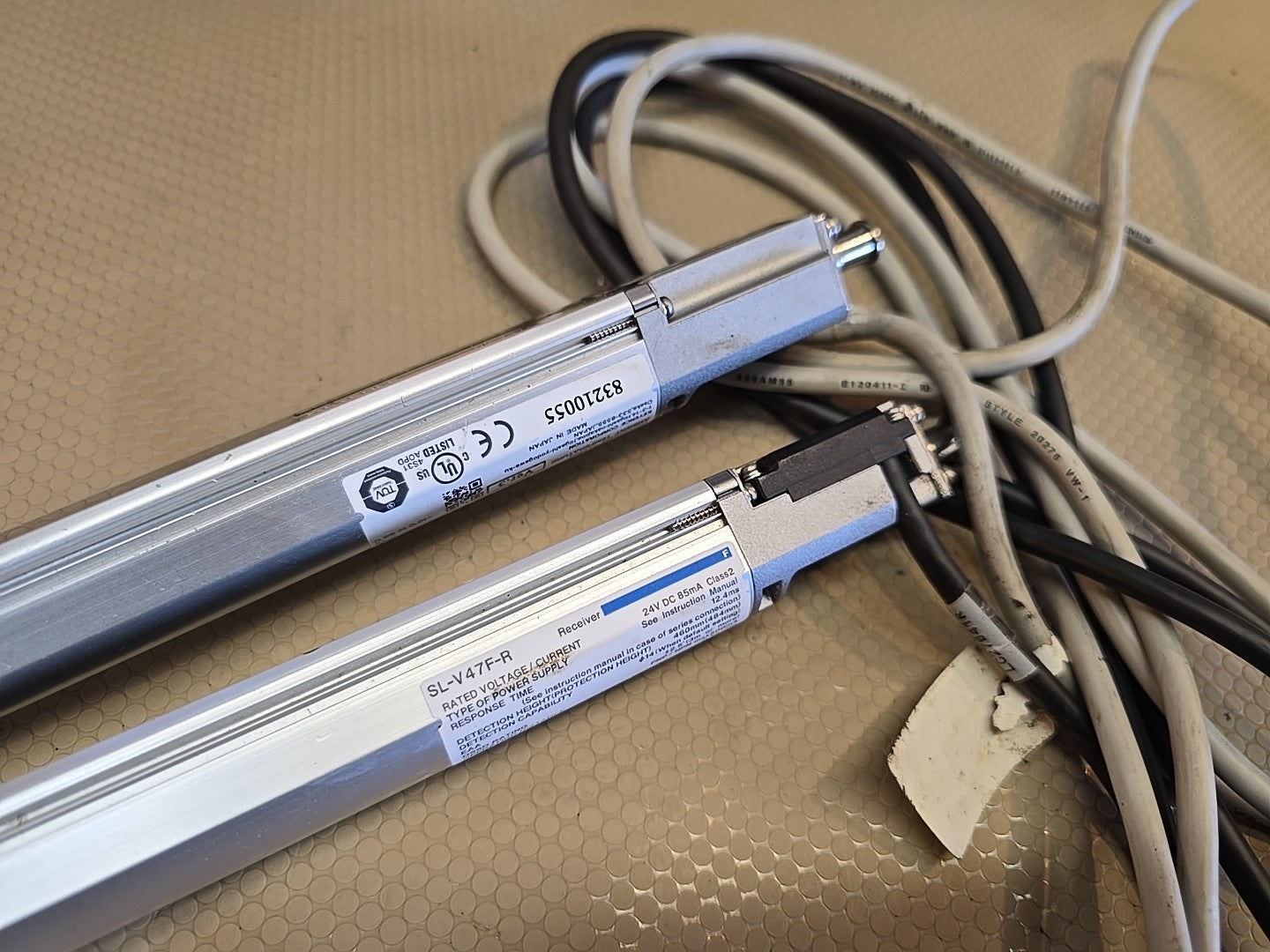 Keyence SL-V47F-T / SL-V47F-R Safety Light Curtain Transmitter & Receiver Set