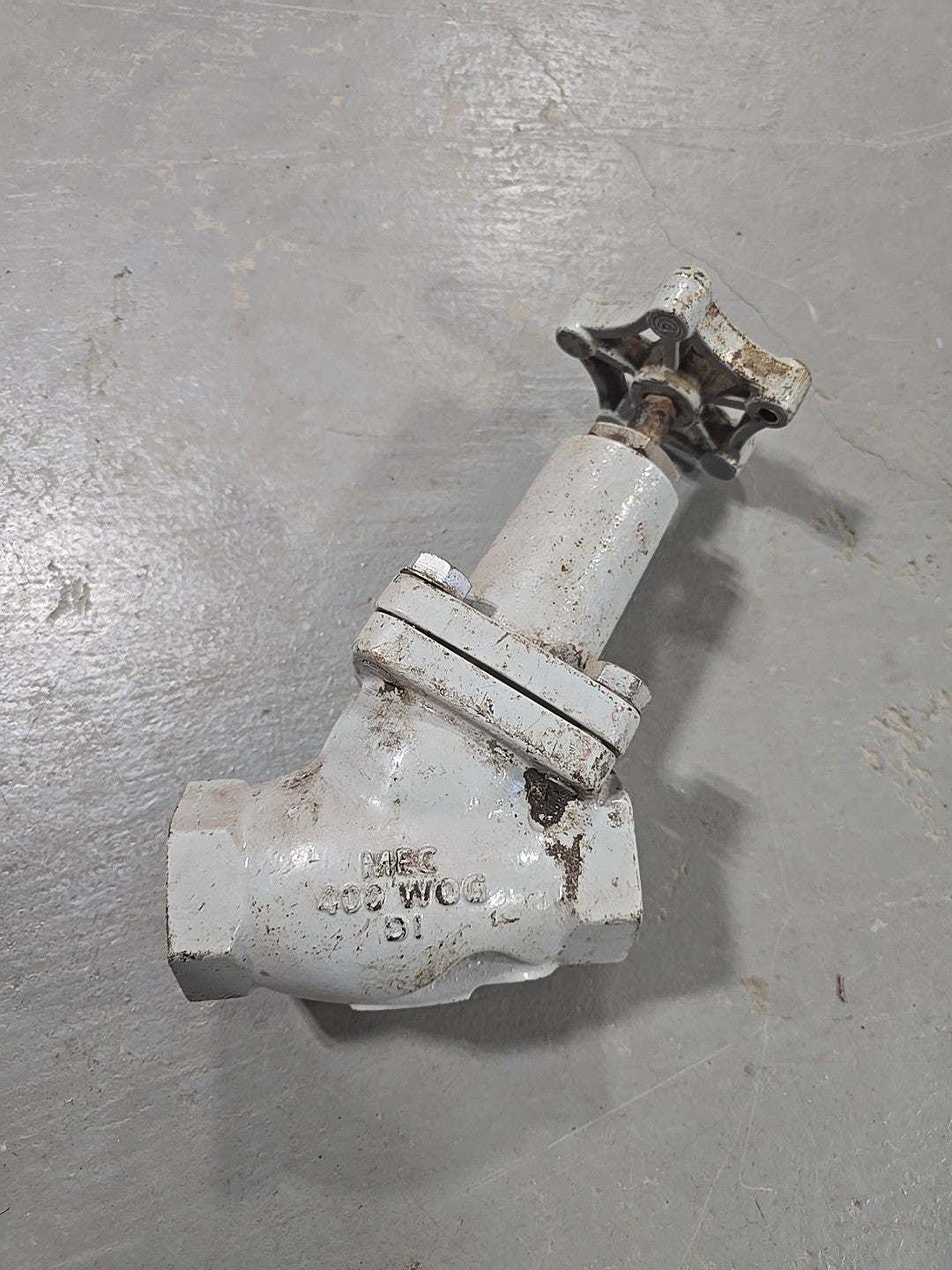 MEC - ME825-10 - Full Port 1-1\4" fpt Globe Valve - 400 wog - Double Stem Seal