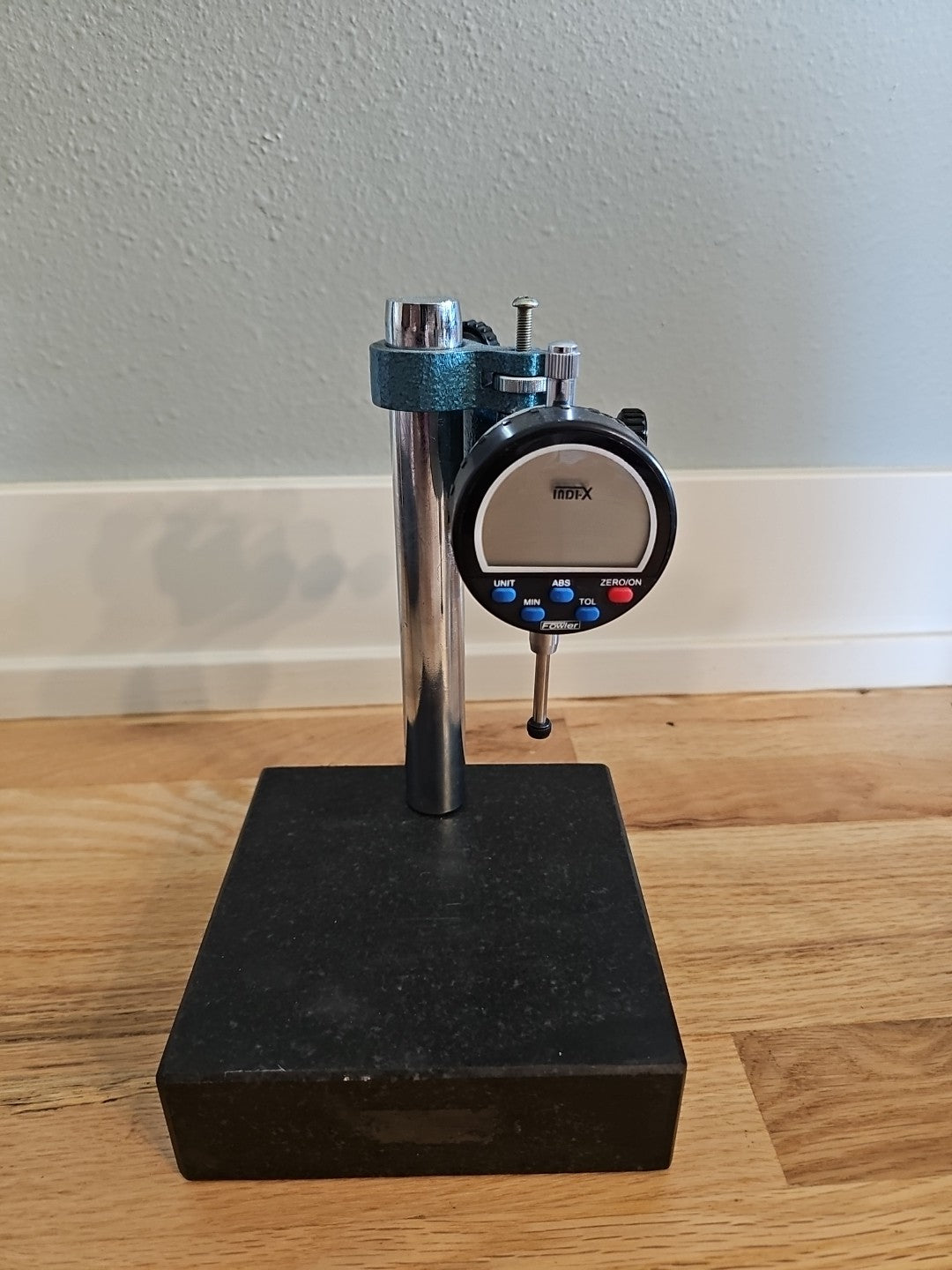 Fowler Ind-X Granite Base with .0005/.01mm Electronic Dial Indicator Granit