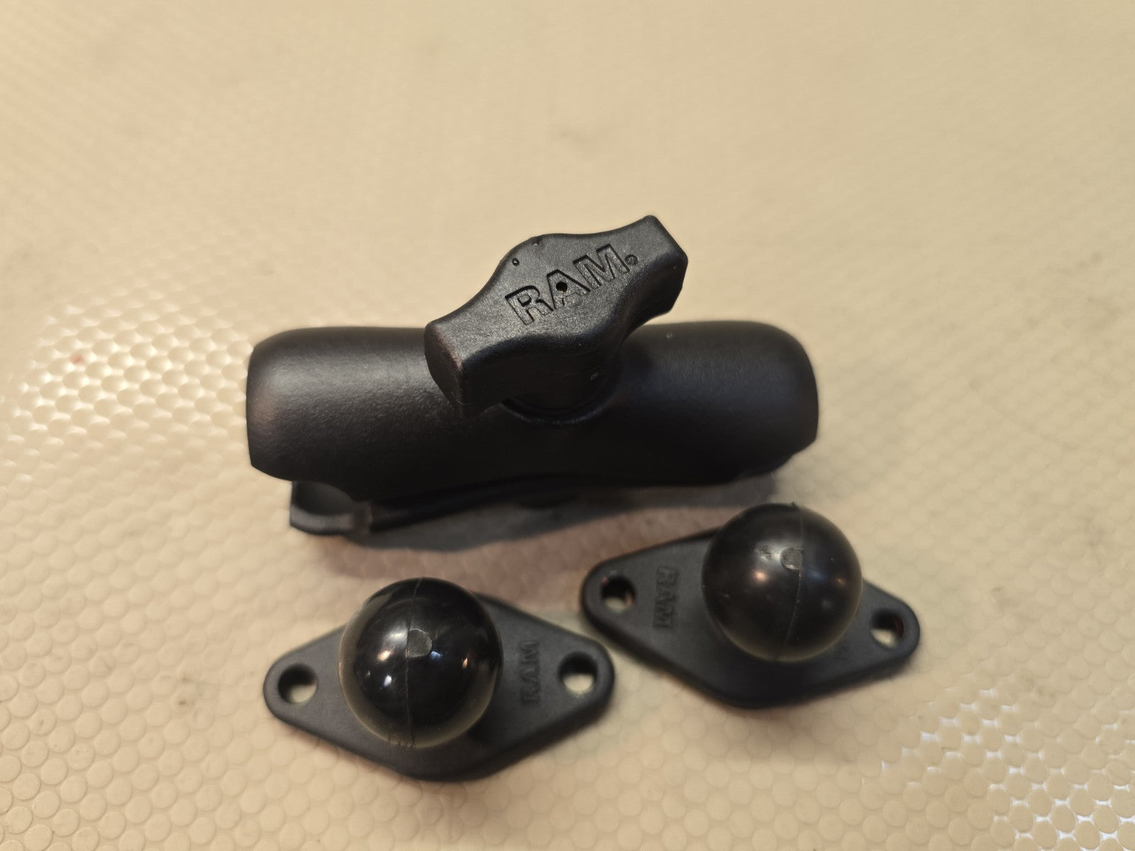 NEW OEM RAM MOUNT ~ RAP-201U-B Short Arm 1-RAP-202U 1.5" Base Composite Material