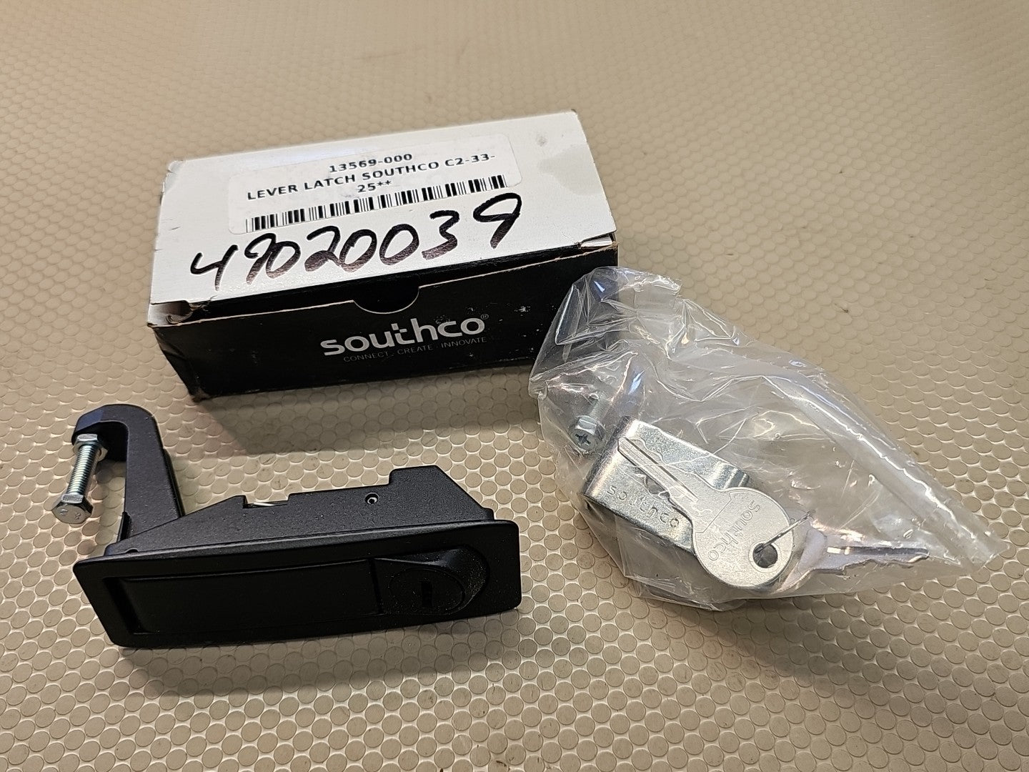 Southco Model#C2-33-25 Locking Compression Latch / Lever Latch, With Key/new