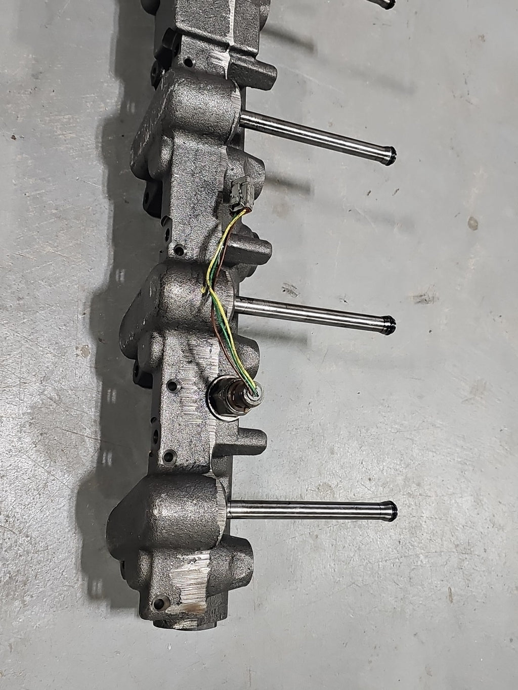 International DT466E Diesel Engine High Pressure Oil Rail 1847783C1 1847784C1