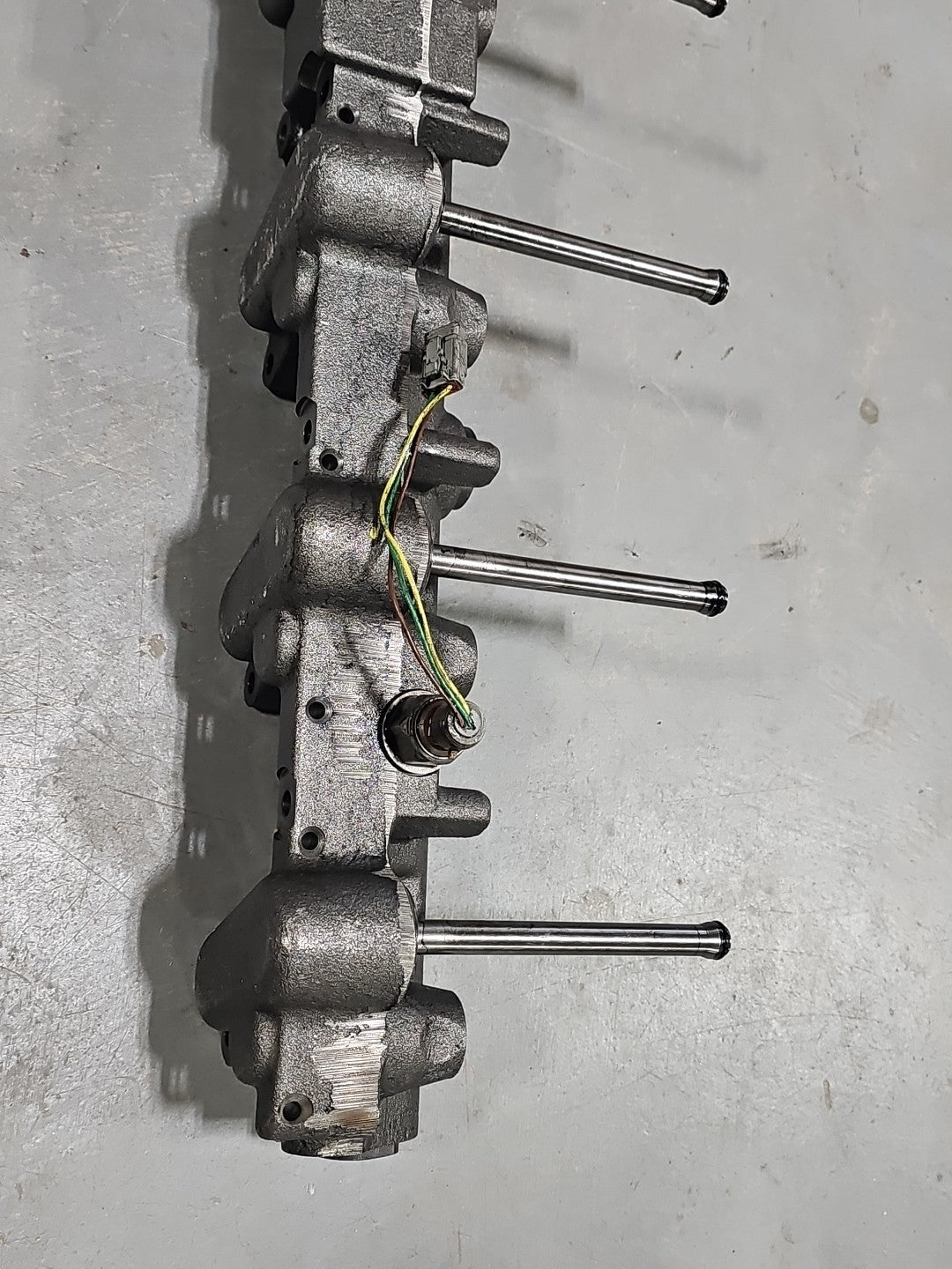 International DT466E Diesel Engine High Pressure Oil Rail 1847783C1 1847784C1