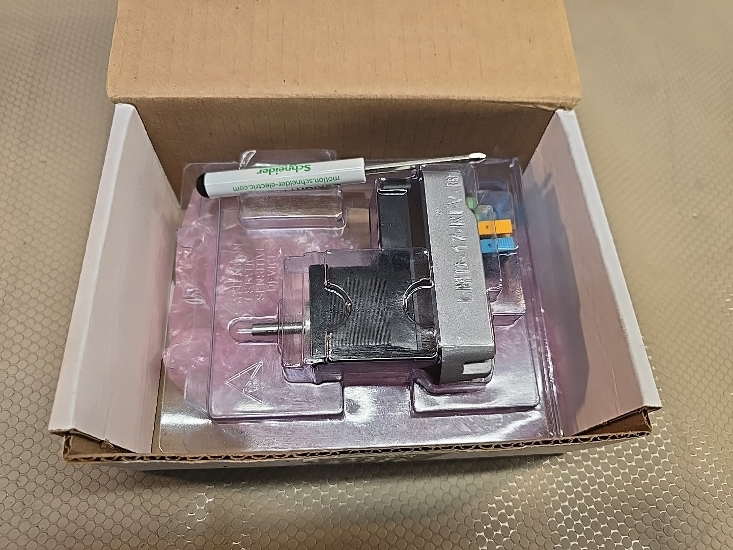 NEW SCHNEIDER LMDCA422 Servo Motor New In Box
