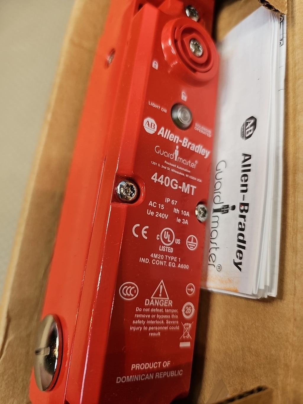 NEW Allen-Bradley 440G-MT47042 Ser. A Safety Interlocking Switch Guard Locking