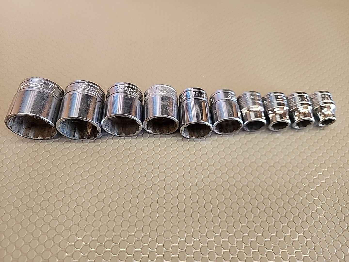 Vintage Snap On 10 pc 3/8" Dr 6,8 and 12-Pt SAE Shallow Socket Set mixed sizes 