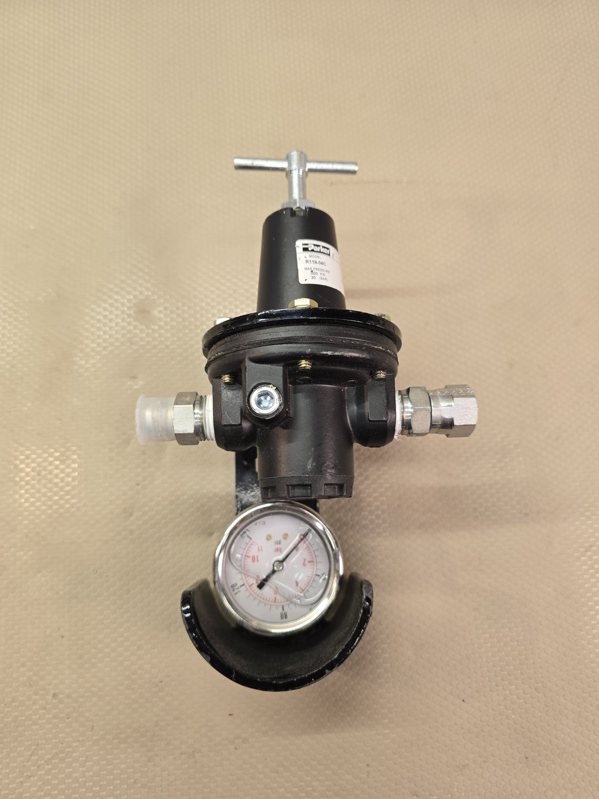 Parker R119-04C 1/2" NPT Air Pressure Regulator 300 PSI Max w/ Gauge Bracket NEW