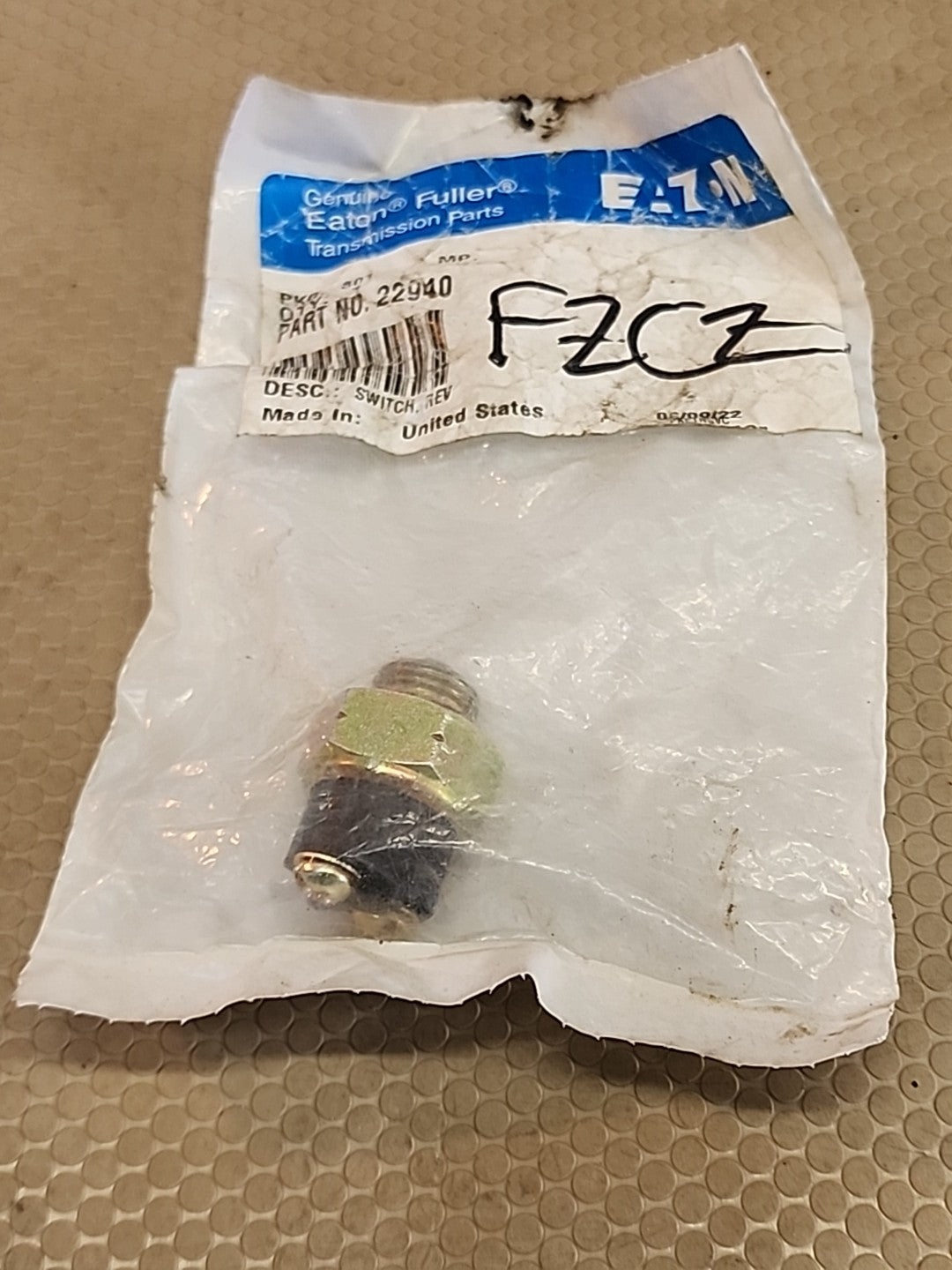 NOS GENUINE EATON FULLER TRANSMISSION REVERSE LIGHT SWITCH 22940 (19TN980)