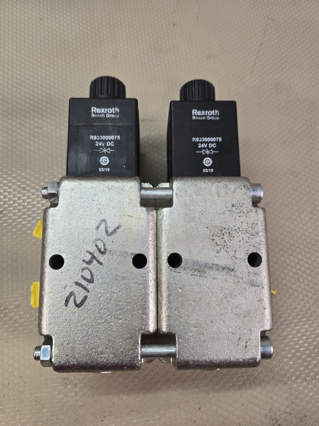 Pair of Rexroth R933008643 Hydraulic Solenoid Directional Control Valves 24V DC 