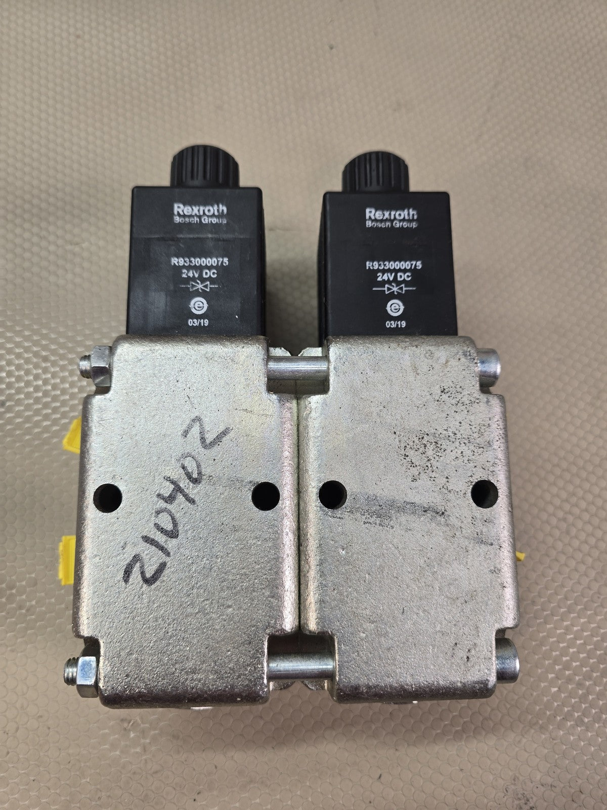 Pair of Rexroth R933008643 Hydraulic Solenoid Directional Control Valves 24V DC 
