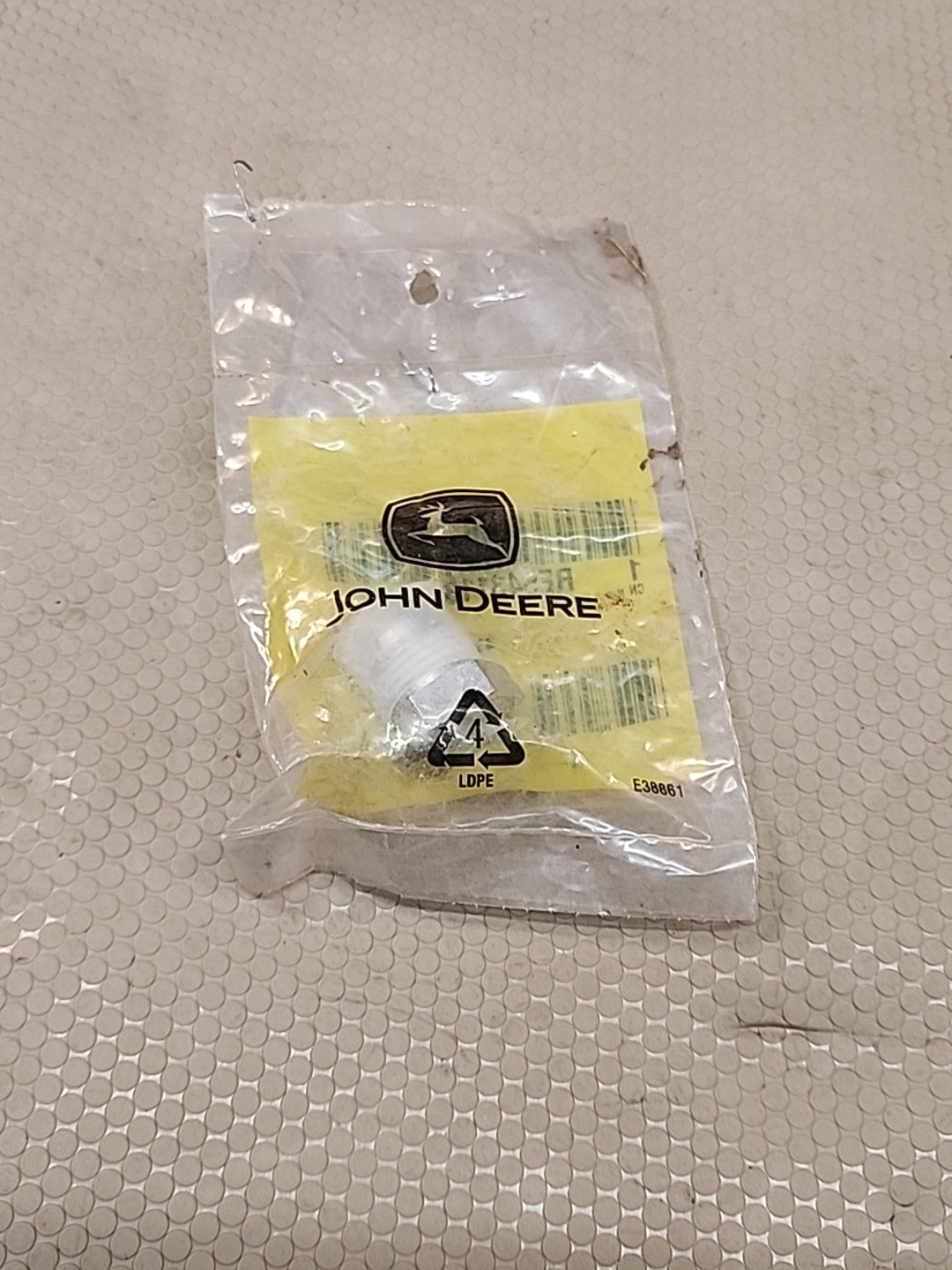 John Deere RE543118 FITTING