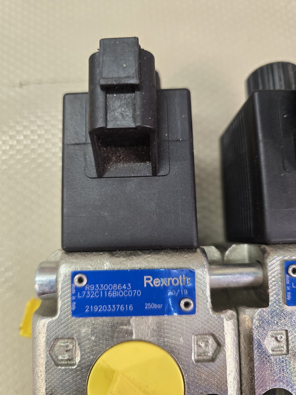 Pair of Rexroth R933008643 Hydraulic Solenoid Directional Control Valves 24V DC 