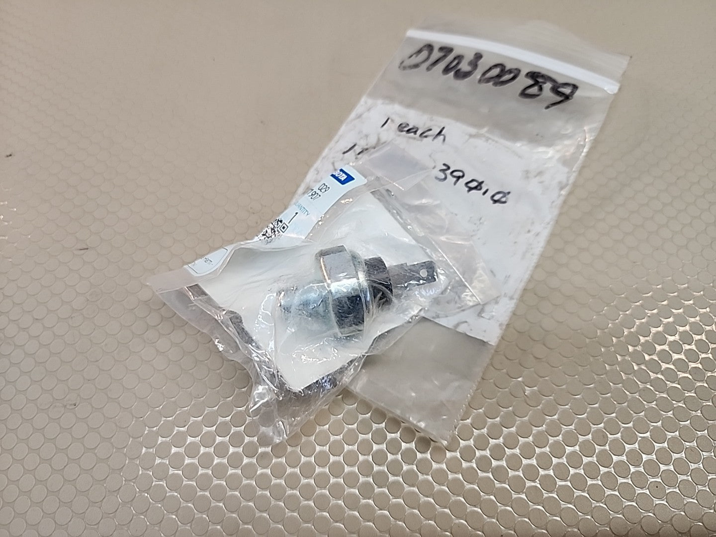 GENUINE KUBOTA OIL SENDER SWITCH 1A024-39010 OEM