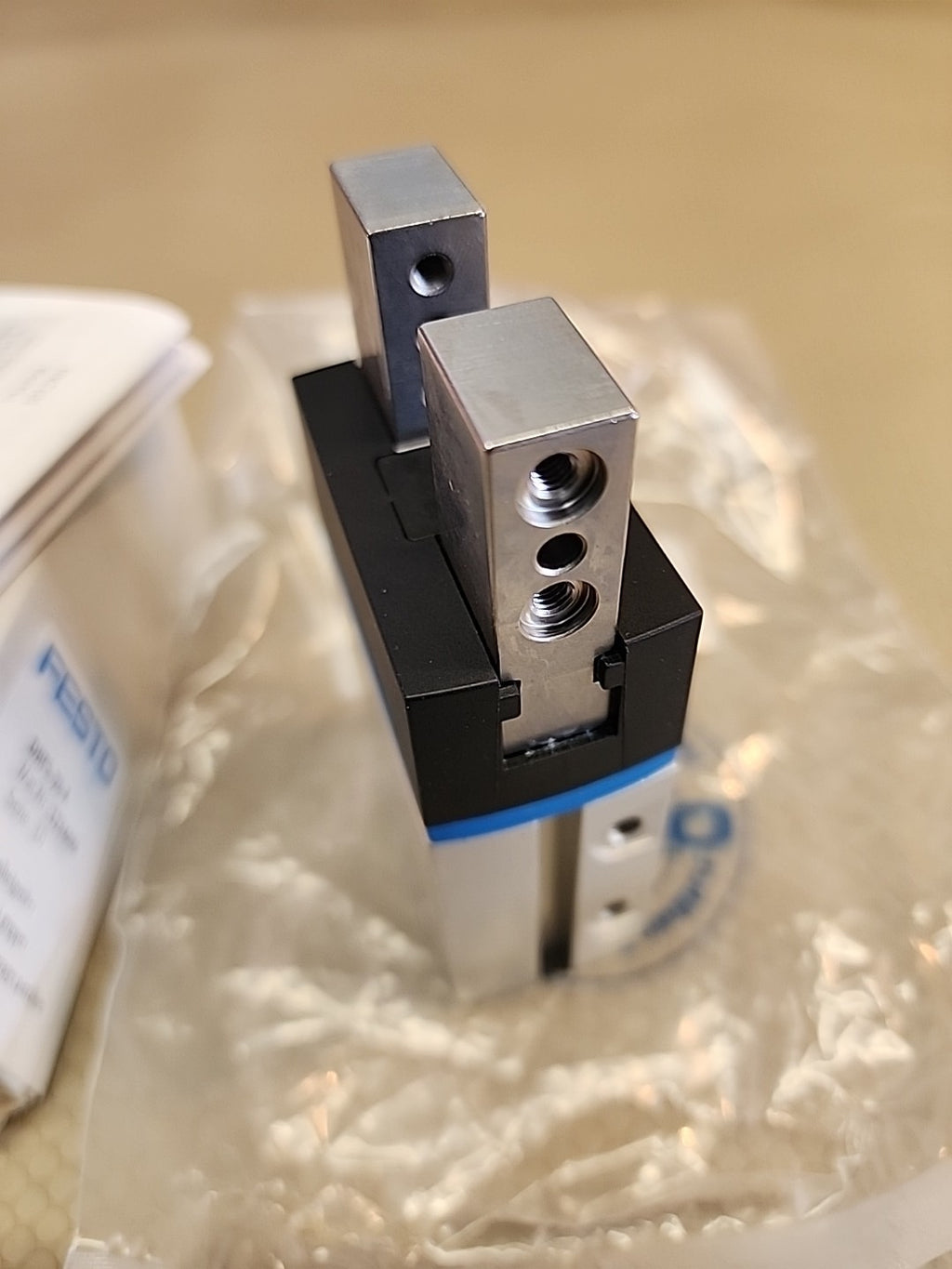 New In Box FESTO DHPS-20-A Parallel Gripper Solenoid Valve