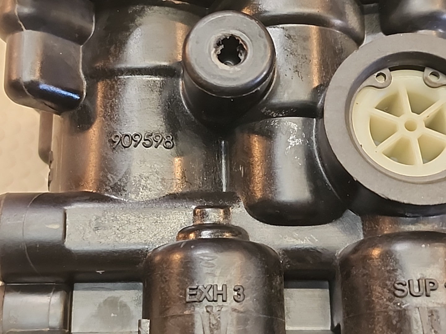 BENDIX AIR BRAKE VALVE 909598