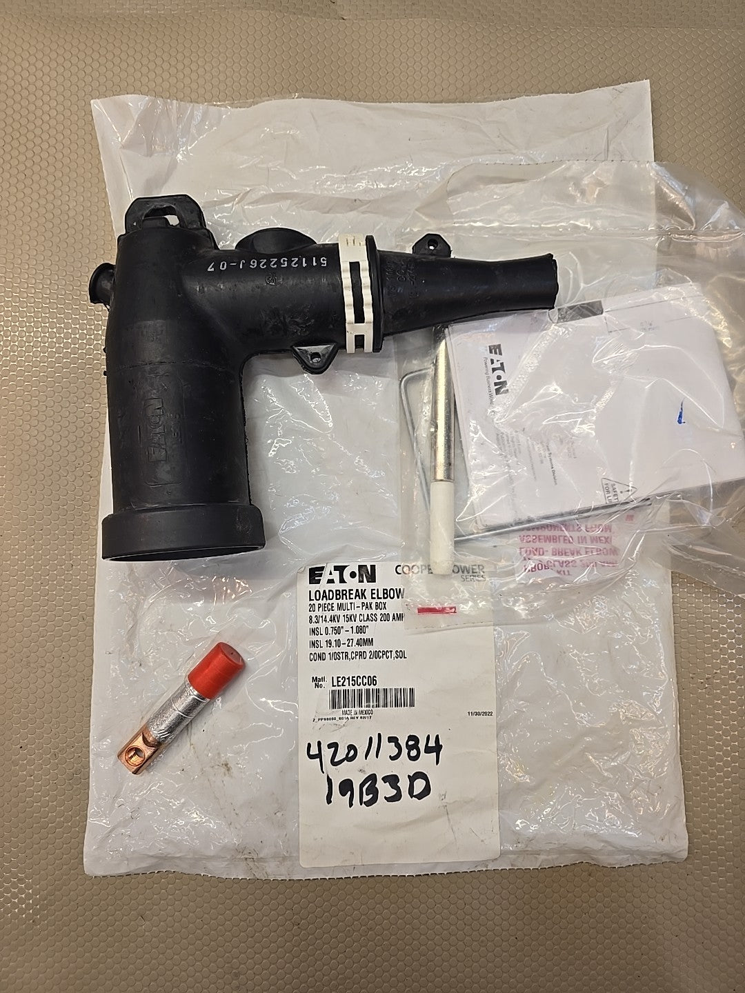 NEW Eaton Cooper Power Series Loadbreaker Elbow LE215CC06