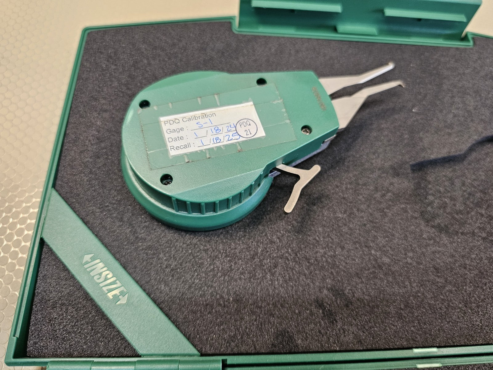 INSIZE 2222-E06 Internal Dial Caliper Gage 0.2-0.6" Graduation 0.0005" *MINTY*