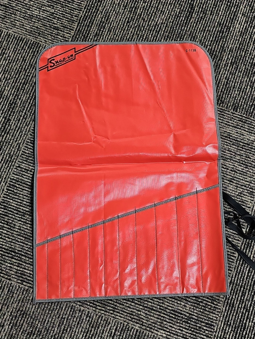 SNAP ON C113B RED KIT BAG POUCH ROLL 11 POCKETS- HAS 2" SLICE AT CREASE