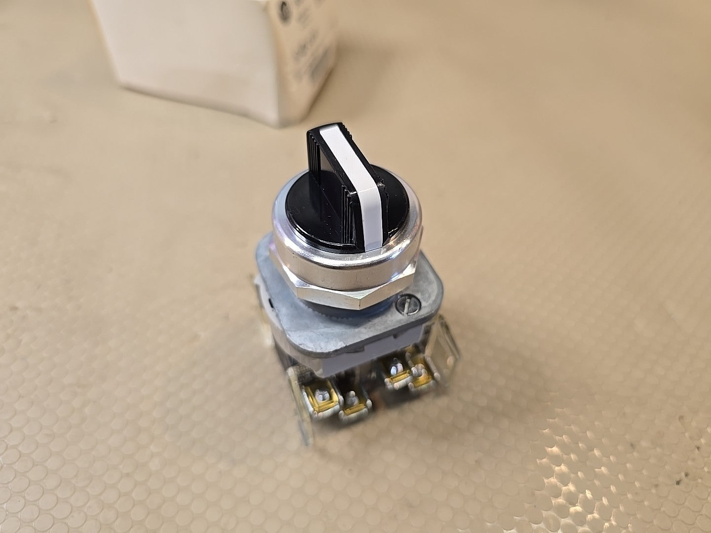 ALLEN BRADLEY 800T-J2KE7B SELECTOR SWITCH 3 POSITION MAIN 2NO/2NC SERIES T NIB