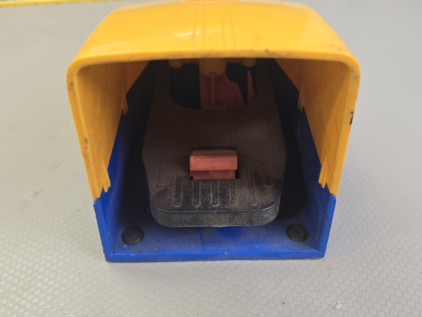 Camozzi 354N-925 TF Pneumatic Foot Pedal Valve 5/2-Way 1/4" NPTF 10 Bar