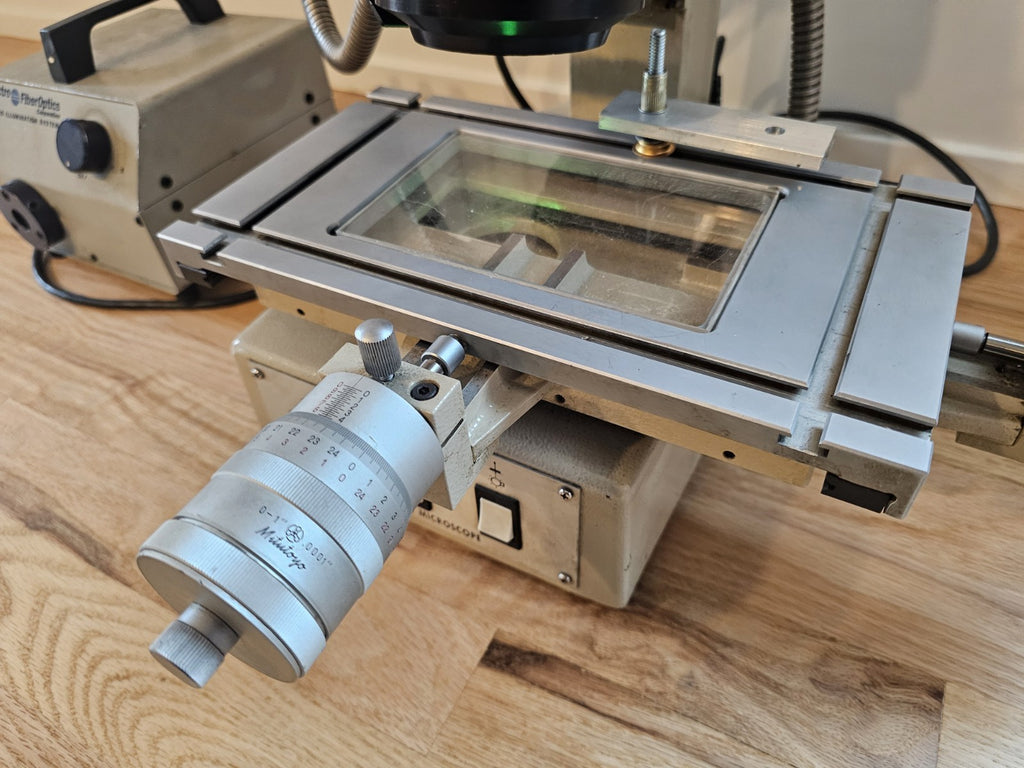 MITUTOYO TM-111 TOOLSMAKERS MICROSCOPE 50/60HZ 176-912 +IL410 Illumination CLEAN