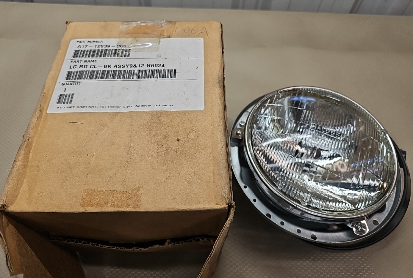New Freightliner A17-12839-000 Large Round Reverse Back-Up Light Assy H6024 OEM