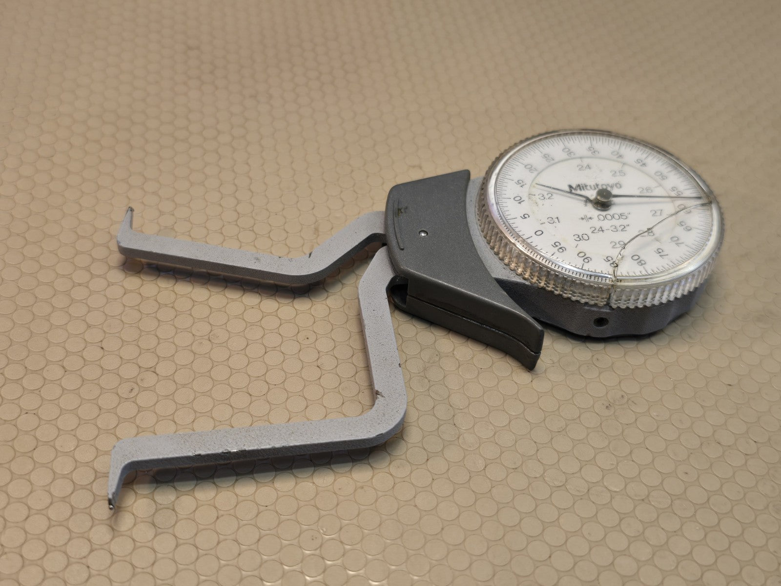 Mitutoyo 209-707 Internal Dial Caliper Gage, 2.4-3.2" Range, .0005" Graduation