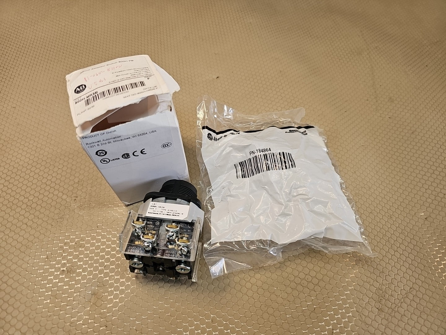 Allen Bradley 800H-HR2B 2-Pos Switch 800HHR2B W/(2) 800T-XA SERIES F