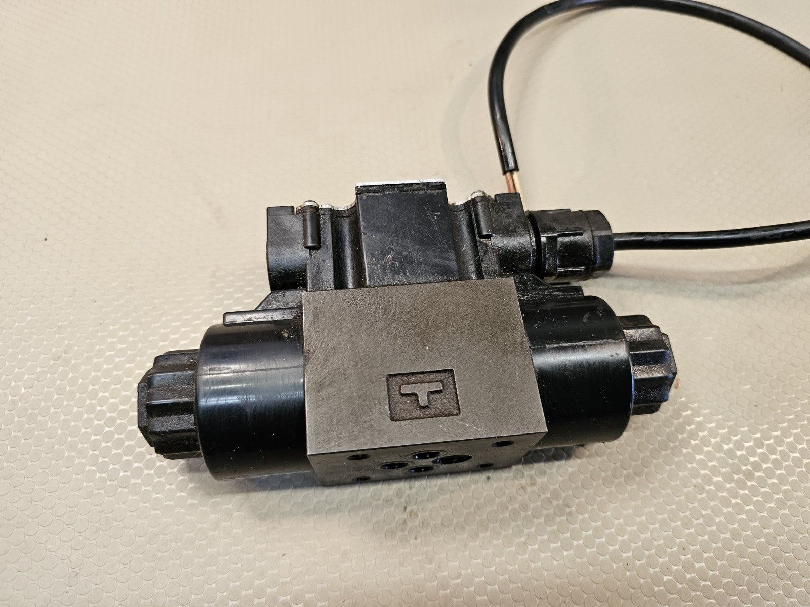 YUKEN BI DIRECTIONAL VALVE DSGX-01-3C4-A100-20 A100