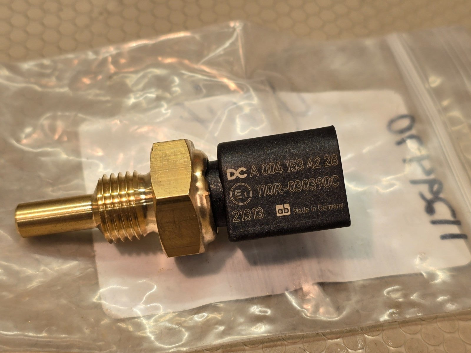 Mercedes-Benz OEM Detroit Diesel A0041534228 Coolant Temperature Sensor New