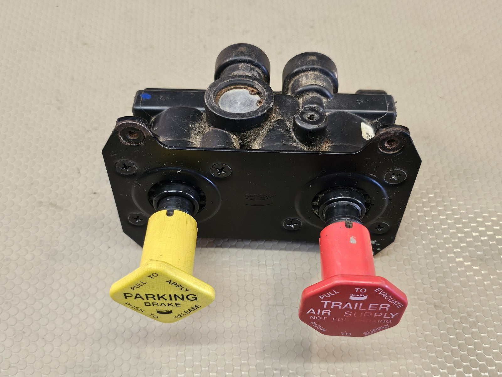 GENUINE BENDIX MV3 DASH VALVE - MV-3 - TRAILER PARKING BRAKE - 800516 065167