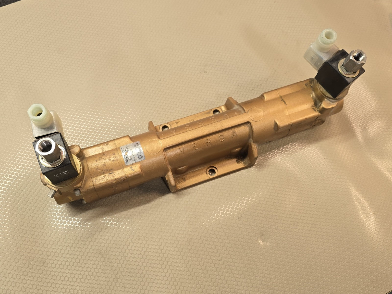 ​Versa TXX-4733-H-HCL-M-S-U-A120 4-Way Solenoid Valve 120V Brass NEW
