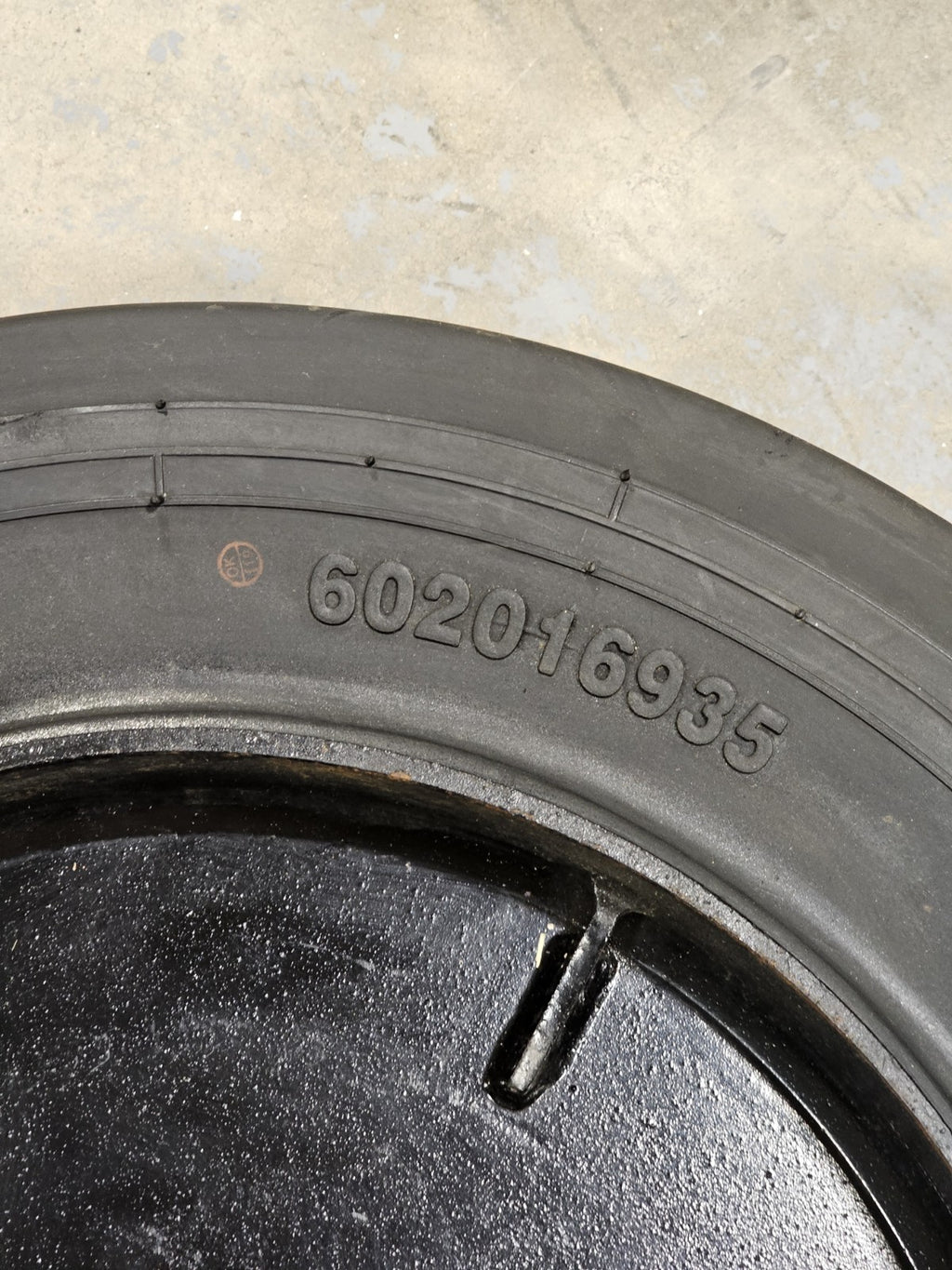 Groomer Solid Tire Wheel Assembly 602016935 5-Lug  Steel Rim Snow *NEW*