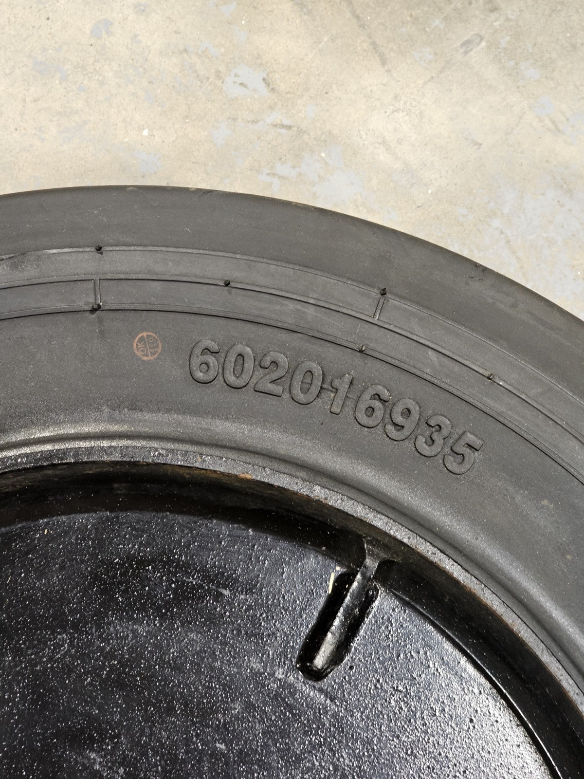 Groomer Solid Tire Wheel Assembly 602016935 5-Lug  Steel Rim Snow *NEW*