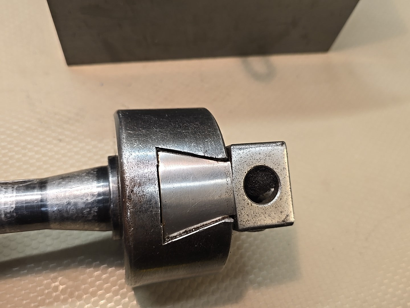 BRIDGEPORT No. 2 Boring Head R8 Shank W/ Storage Case
