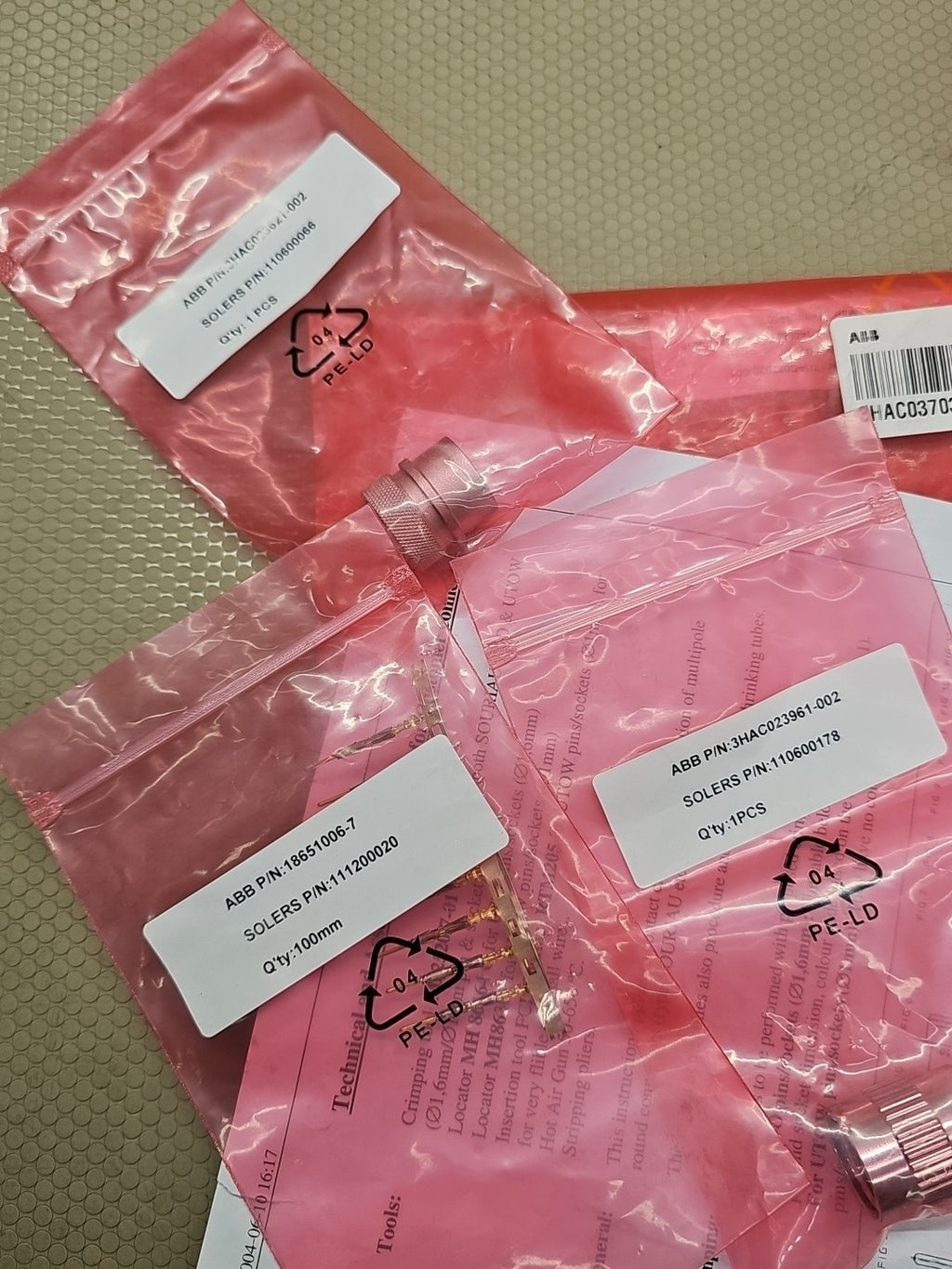 ABB 3HAC037038-001  CONNECTOR KIT  R1.CP/CS 