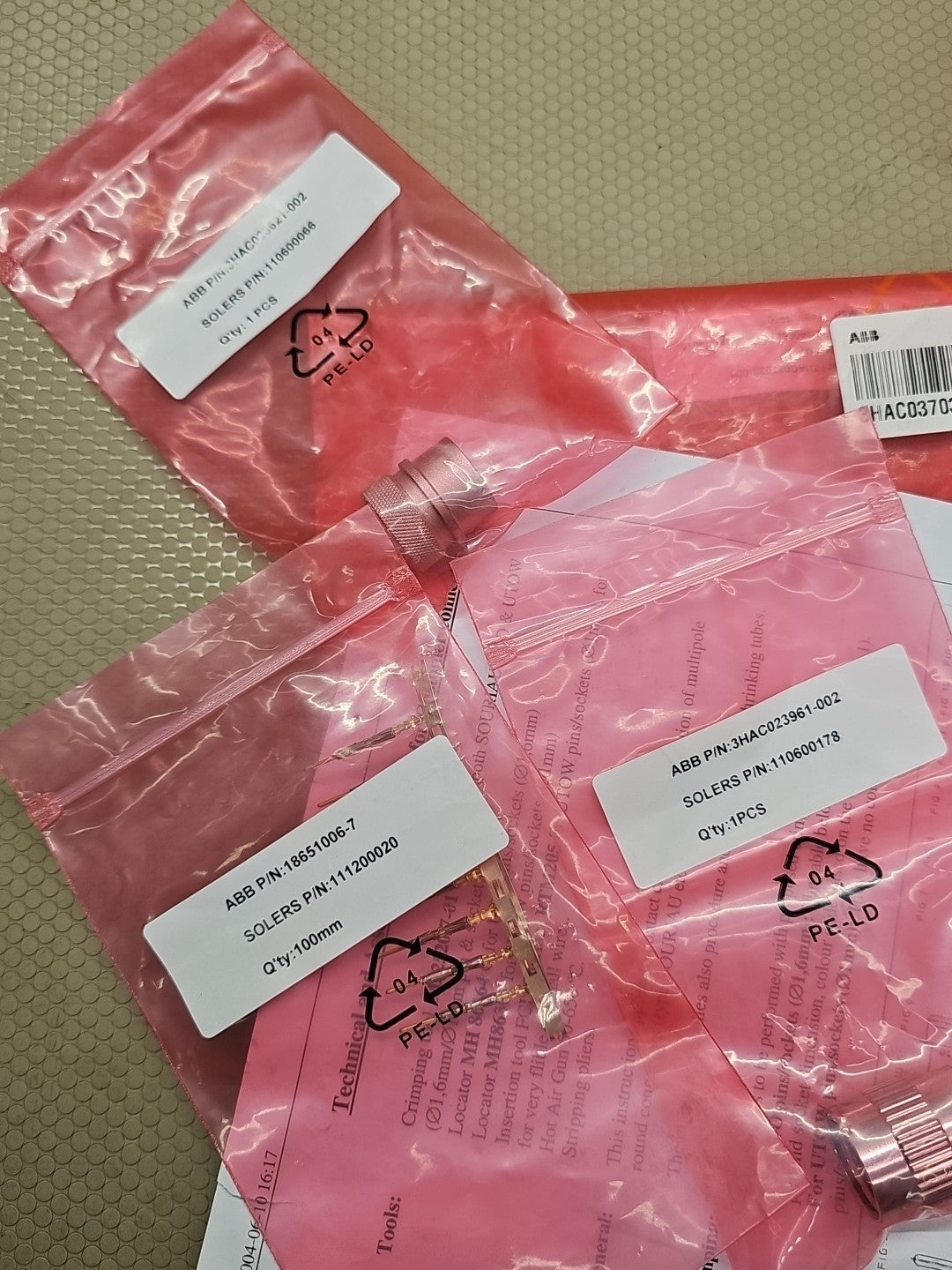 ABB 3HAC037038-001  CONNECTOR KIT  R1.CP/CS 